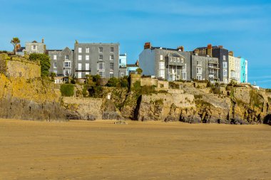 Tenby 'deki uçurum tepesindeki otellerin güney sahilinden bir manzara, güneşli bir günde Pembrokeshire