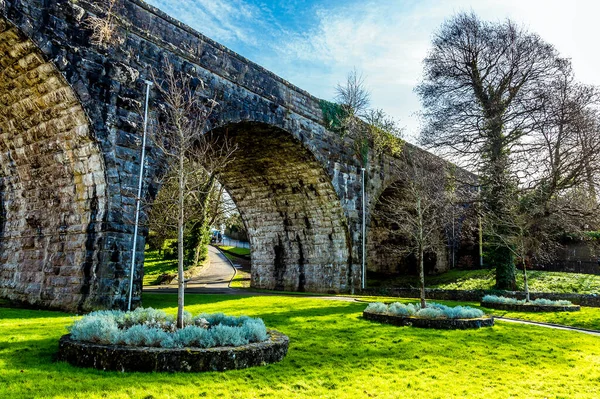 Een Weids Uitzicht Het Spoorwegviaduct Badplaats Tenby Pembrokeshire Een Zonnige — Stockfoto