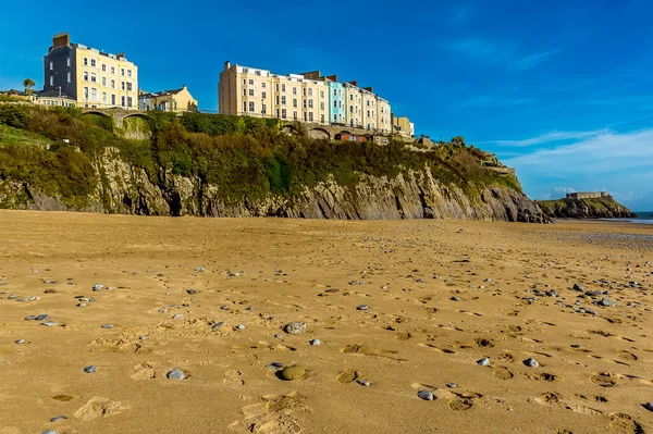 在阳光明媚的日子里 南海滩上的沙滩和鹅卵石俯瞰着天桥上的悬崖和五彩斑斓的宾馆 — 图库照片