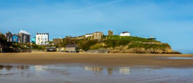 Tenby 'deki Castle Hill' in güney sahilinden bir manzara, güneşli bir günde Pembrokeshire