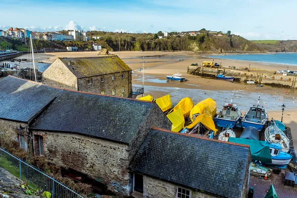 Uma Vista Sobre Antigas Casas Pescadores Porto Tenby Maré Baixa — Fotografia de Stock