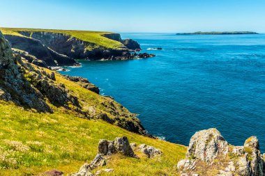 Yaz başında ana karadaki Wooltack Körfezi 'nden Skomer Adası' na (Atlantik Martıları için üreme alanı) komşu Pembrokeshire kıyı şeridi manzarası