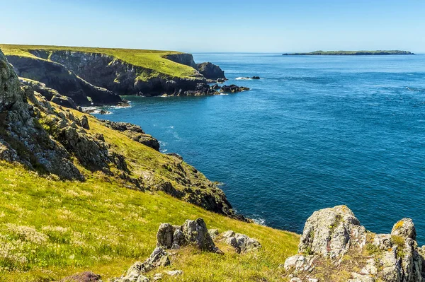 Uitzicht Pembrokeshire Kustlijn Grenzend Aan Skomer Island Broedplaats Voor Atlantische — Stockfoto