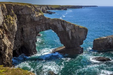 Galler 'in Yeşil Köprüsü. Yazın Galler' in Pembrokeshire kıyı yolu üzerinde.