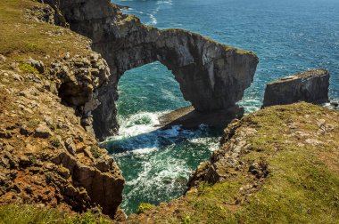 Yazın Galler 'in Pembrokeshire kıyısındaki Yeşil Köprü' nün yakın çekim görüntüsü.