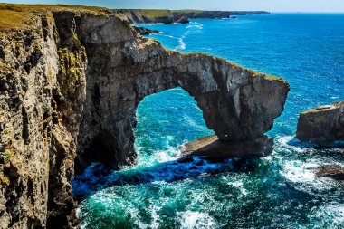 Yazın Galler 'in Pembrokeshire kıyısındaki Yeşil Köprü' ye bakıyorum.