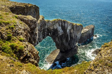 Yazın Galler 'in Pembrokeshire sahilindeki Yeşil Köprü' den aşağıya doğru bir manzara.