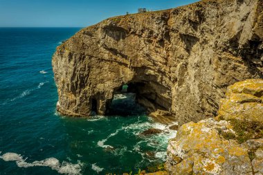Yazın Galler 'in Yeşil Köprüsü' nden Pembrokeshire kıyı şeridinde görülen dalgalı bir kemer.