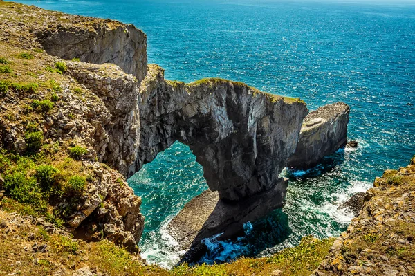 Yazın Galler 'in Pembrokeshire kıyısındaki Yeşil Köprü kenarı boyunca bir manzara.