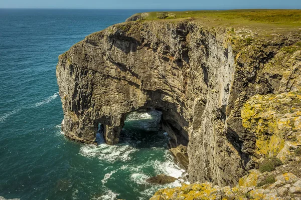 Veduta Arco Sulla Costa Del Pembrokeshire Visto Dal Green Bridge — Foto Stock