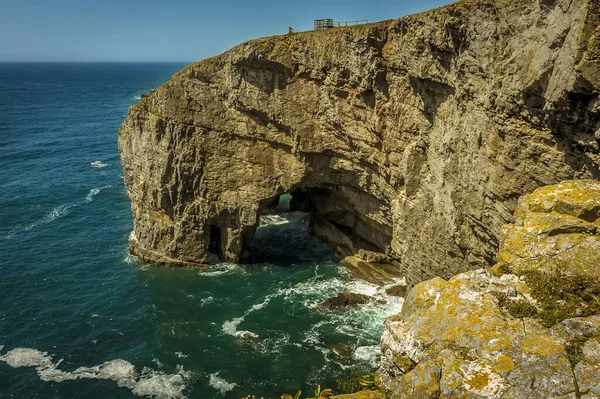 Yazın Galler 'in Yeşil Köprüsü' nden Pembrokeshire kıyı şeridinde görülen dalgalı bir kemer.