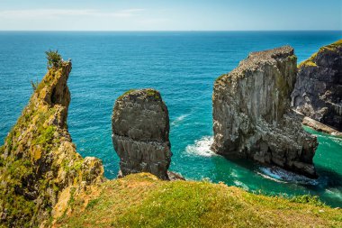 Yazın Galler 'in Pembrokeshire sahilinde üreyen Raverbill Martıları' nın yaşadığı kıyıdan uzak bir koy manzarası.