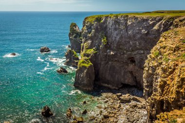 Yazın Galler, Pembrokeshire kıyısında kaya yığınları