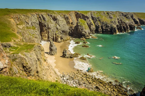 Isolerad Sandvik Med Staplar Pembrokeshire Kusten Wales Nära Castlemartin Sommaren — Stockfoto