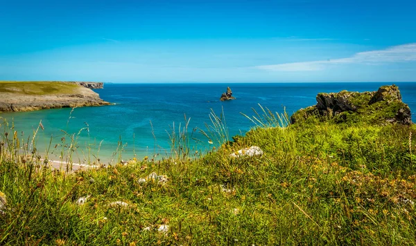 Sandviken Broad Haven Med Church Rock Offshore Pembrokeshire Kusten Början — Stockfoto