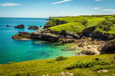 Yaz başında Pembrokeshire sahilindeki Broad Haven yakınlarındaki tenha bir koyda turkuaz deniz.