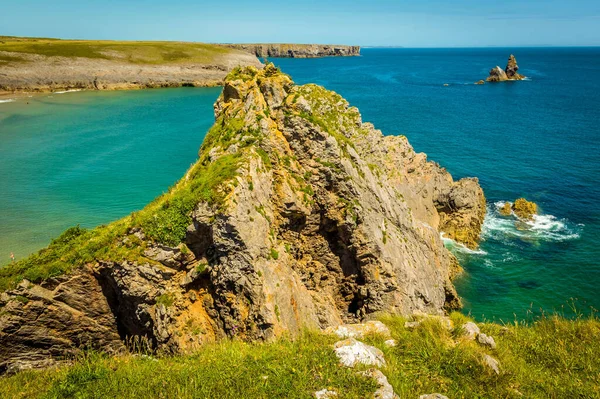 Strati Rocciosi Nella Baia Broad Haven Con Church Rock Largo — Foto Stock