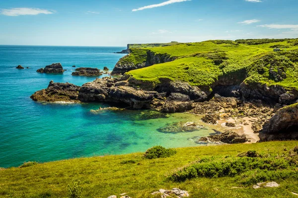 Yaz başında Pembrokeshire sahilindeki Broad Haven yakınlarındaki tenha bir koyda turkuaz deniz.