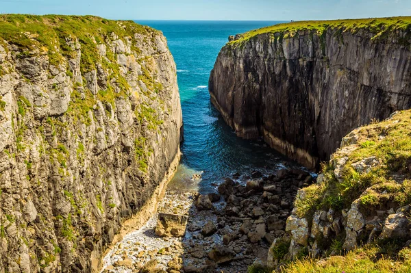 Secluded Inlet Limestone Cliffs Govans Head Pembrokeshire Coast Early Summer — Stock Photo, Image