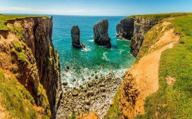 Yazın başında Galler 'in Pembrokeshire kıyısındaki Stack Rocks' un manzarası.