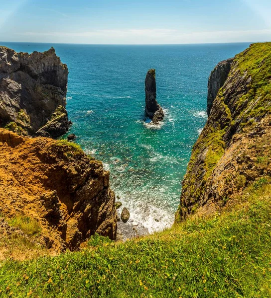 Ett Panorama Över Klippa Stack Ses Ner Avskild Inlopp Pembrokeshire — Stockfoto