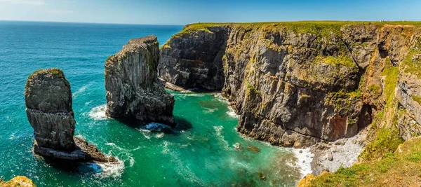 Limestone Cliffs Stack Rocks Turquoise Sea Pembrokeshire Coast Wales Castlemartin — Stock Photo, Image