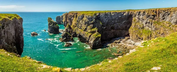 Panorama Una Baia Circolare Con Pile Offshore Sulla Costa Del — Foto Stock