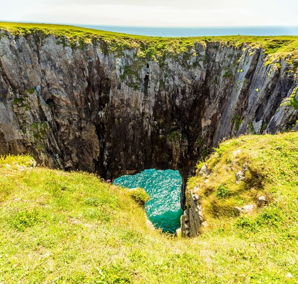 Sparkling Sea Viewed Entrance Geo Limestone Cliffs Stack Rocks Pembrokeshire — Stock Photo, Image