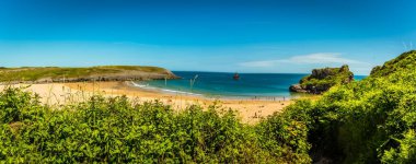 Yazın başında Galler 'in Pembrokeshire sahilindeki Broad Haven plajının panoramik manzarası.