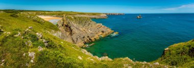 Yazın başında Galler 'in Pembrokeshire kıyısındaki Broad Haven ve Church Rocks' a doğru bir uçurum manzarası.