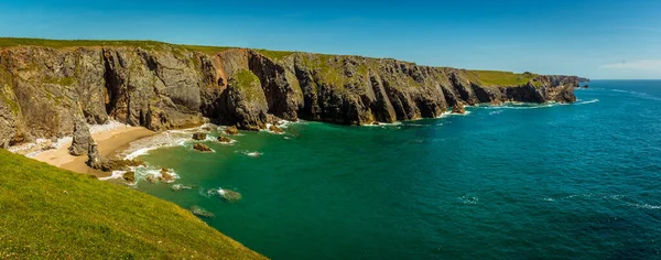 Sandvik Omgiven Högar Stubbar Och Kalkstensklippor Pembrokeshires Kust Wales Nära — Stockfoto