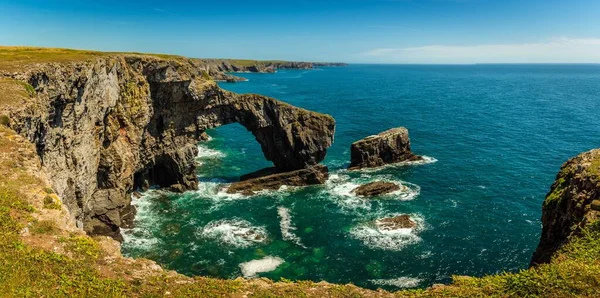 Panoramautsikt Över Den Gröna Bron Wales Står Stolt Början Sommaren — Stockfoto