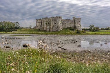 Carew Nehri 'nin yukarısında, gelgit göletinin duvarından Pembrokeshire manzarası