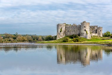 Carew Nehri manzarası, Pembrokeshire ve Norman kalesinin kalıntıları.