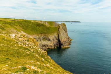 Lydstep Mağaraları, Galler ve Caldey Adası 'nın (Cistercian Monks' a ev sahipliği yapan) yaz başında manzarası