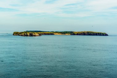 Caldey Adası yaz başında Lydstep Mağaralarından, Galler Sandtop Körfezi 'ni gösteriyor