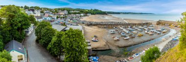 Saundersfoot, Galler 'in körfez ve limanı. Yazın gelgitte St Brides Hill' den izleniyor.