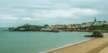 Çok renkli Gürcistan 'ın Tenby kasabası sonbaharda gün doğumunda Kuzey Sahili' nden izlendi