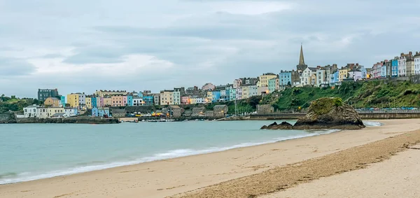 Wielokolorowe Gruzińskie Miasto Tenby Goscar Rock Oglądane North Beach Wschodzie — Zdjęcie stockowe