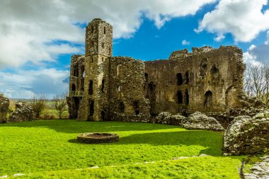 Llawhaden, Galler 'deki on üçüncü yüzyıldan kalma şatonun korunması üzerine bir görüş.