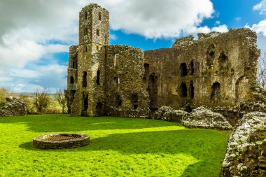 Llawhaden, Galler 'deki 13. yüzyıl şatosunun manzarası.