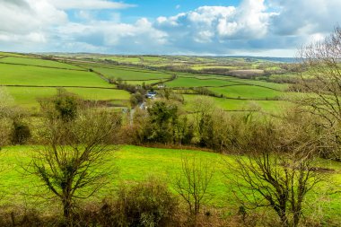 Llawhaden, Galler 'deki 13. yüzyıl şatosunun doğusundan doğuya doğru bir manzara.
