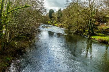Cleddau Nehri 'nin aşağısında, Llawhaden Köprüsü' nden 18. yüzyıldan kalma, 2. sınıf bir köprü.