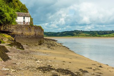 Yazın Galler 'in Laugharne şehrinden uzakta, Şekerleme' nin kıyısında bir manzara.