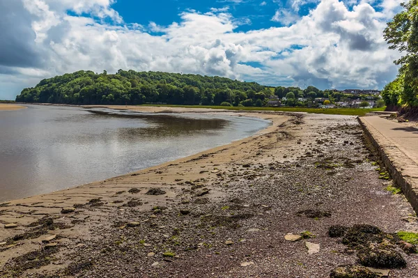 夏にはウェールズのラワルンに向かうタフ河口の端に沿って景色 — ストック写真
