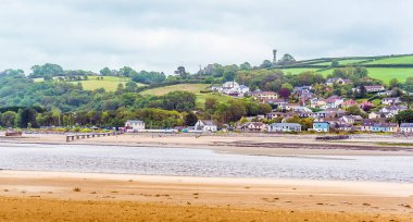 Wales, Llansteffan köyünden bir manzara Towy nehrinin karşısındaki Ferryside 'ın pitoresk köyüne doğru.