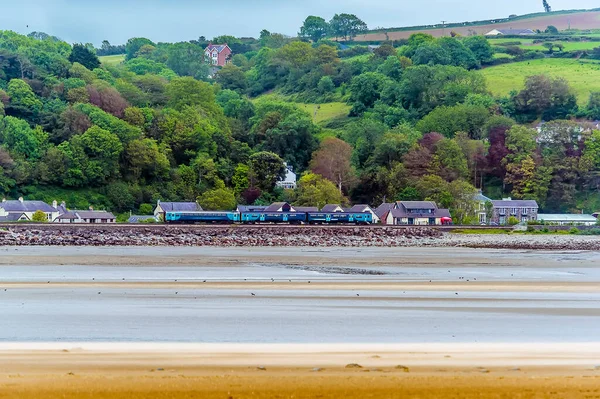 从威尔士Llansteffan村朝Towy河对面的Ferryside方向望去 夏天有一列火车驶向该村 — 图库照片