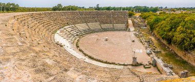 Kuzey Kıbrıs 'ın Famagusta kenti yakınlarındaki antik Roma kenti Salamis' teki amfitiyatronun Panorama manzarası