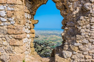 Kuzey Kıbrıs 'taki Mesaoria Ovası üzerindeki Kantara Kalesi' ndeki savunma açılışının görüntüsü