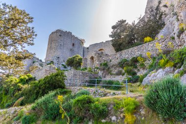 Kuzey Kıbrıs 'taki Kantara Şatosu harabelerine giden yolun manzarası